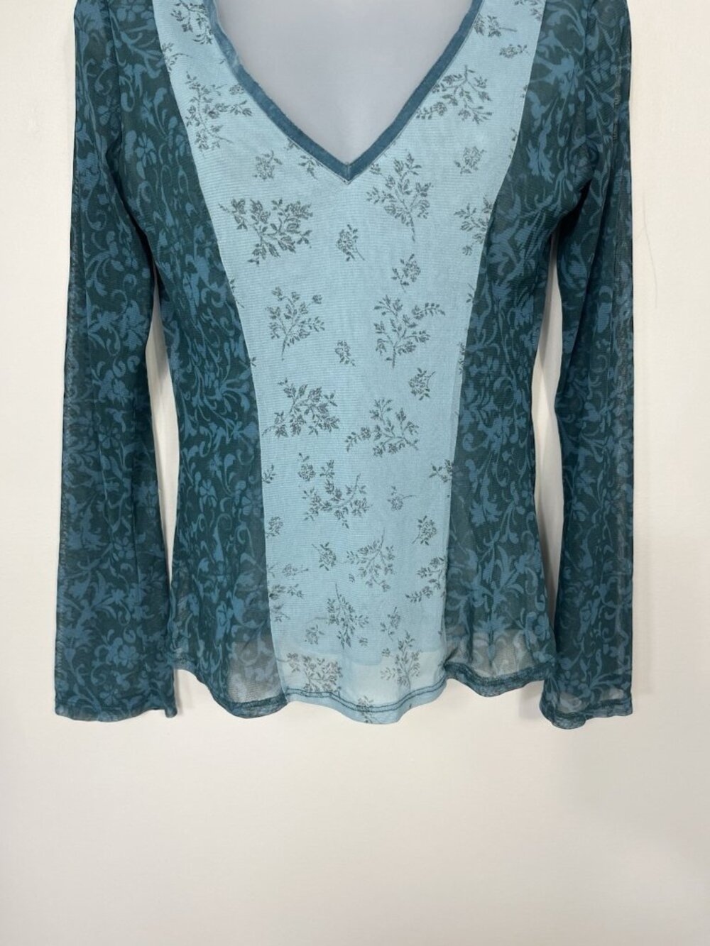 New York & Company Mesh Y2K Top Size Small Stretchy V Neck Blue Whimsy - Picture 4 of 9